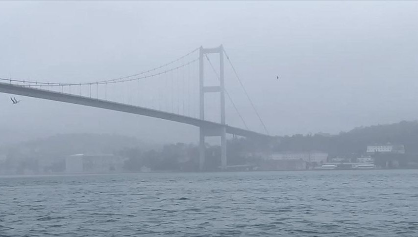 İstanbul Boğazı’nda gemi trafiğine sis engeli